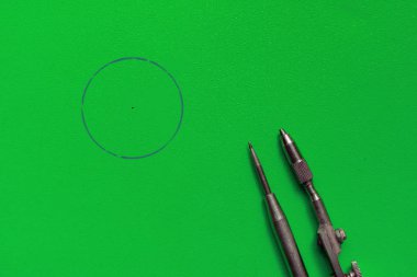 Çemberli bir çizim yapmak için yüzeydeki pusula çiftinin üst görünümü