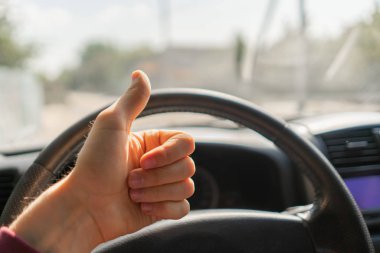 Sürücünün direksiyon başında baş parmağını gösteren ilk kişi görüntüsü