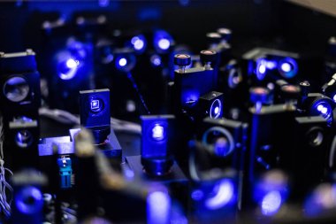Ai öğrenme teknikleriyle makine fabrikasında kullanılan modern lazer teknolojisi.
