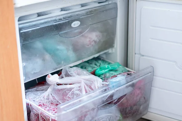 Parte Abierta Del Congelador Nevera Con Muchos Paquetes Congelados Alimentos — Foto de Stock