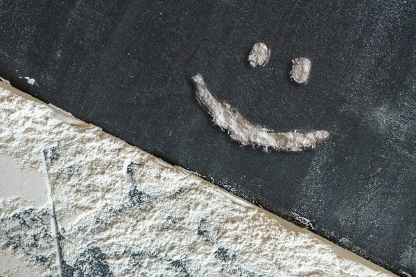 Sorriso simples na farinha. o conceito da cozinha feliz — Fotografia de Stock