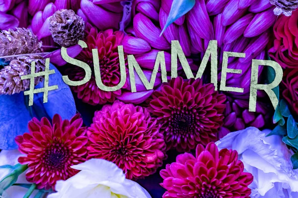 Hashtag mot d'été texte sur un fond de bourgeons floraux colorés, concepts de vacances — Photo