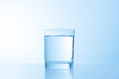 Beyaza izole edilmiş basit bir bardak su. Taze soğuk içecek.