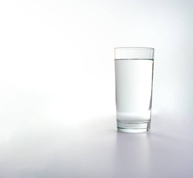 Beyaza izole edilmiş basit bir bardak su. Taze soğuk içecek.