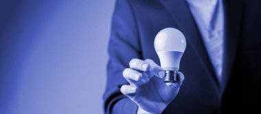 Işık Bilb 'i elinde tutan iş adamı. Bağlantı çizgileri ve noktalarıyla.