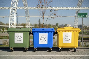 Çöp atıklarının sıralanması, şehirde üç renkli çöp tenekesi, geri dönüşüm