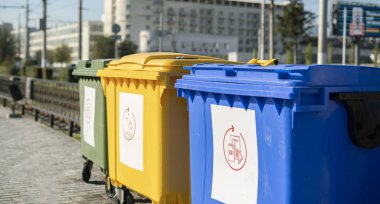 Çöp atıklarının sıralanması, şehirde üç renkli çöp tenekesi, geri dönüşüm