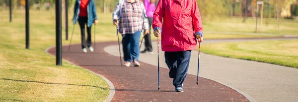 Yaşlı Insanlar Sabahları Şehir Yolunda Yürüyor Sağlık Için Yavaş Koşuyorlar — Stok fotoğraf