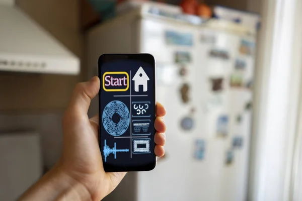 Menschliche Hand Hält Ein Smartphone Und Nutzt Die Smart Home — Stockfoto