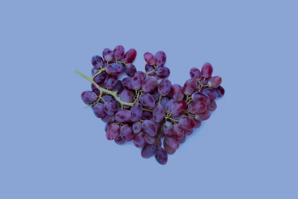 Minimalistyczna Koncepcja Gronem Winogron Owoców Jagody Izolowane Powierzchni Kolor Płaski — Zdjęcie stockowe