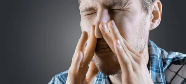 Mann Schließt Nase Vor Dunklem Hintergrund Stinkt Schwitzt Ekelhaft — Stockfoto