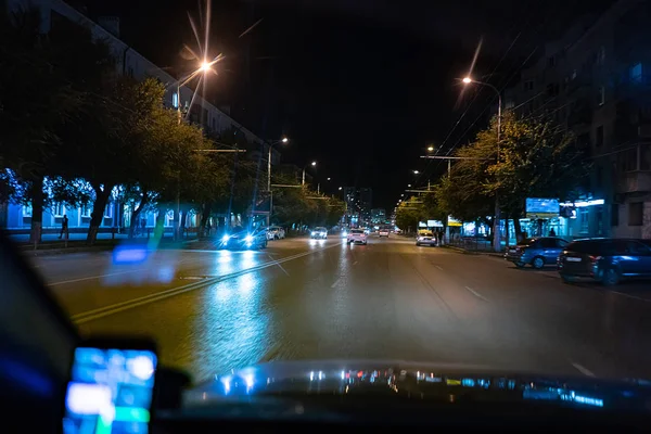 在市区交通高速路上 从车内看到的夜间驾驶情况 — 图库照片