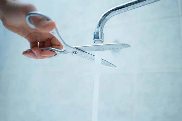 Pare Desperdiçar Água Pura Mão Com Tesoura Cortar Fluxo Água — Fotografia de Stock