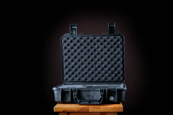 Man Opent Donkere Zware Beschermende Koffer — Stockfoto