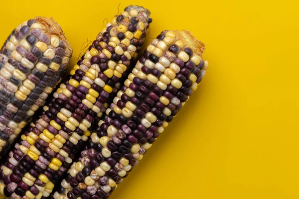 Vrchní Pohled Pestrobarevnou Černo Žlutou Směs Syrové Indické Kukuřice — Stock fotografie