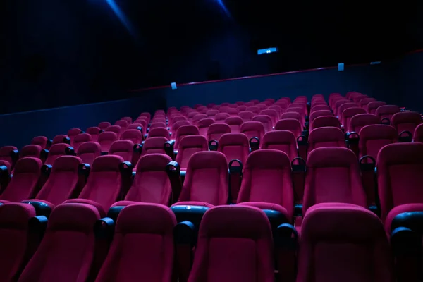 电影院大厅里一排空荡荡的座位 — 图库照片