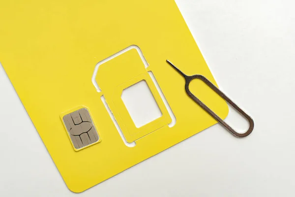 Novo Cartão Sim Isolado Superfície Cor Chip Fornecedor Contrato — Fotografia de Stock