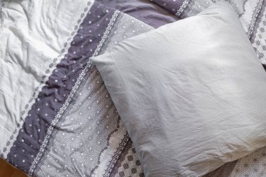 Üst kısmında basit bir yastık tasarımı ile yatak hizmetçisi.