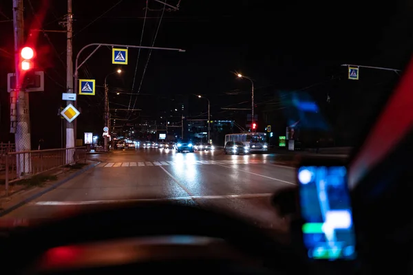 Θέα Από Εσωτερικό Του Αυτοκινήτου Οδήγηση Νύχτα Στην Πόλη Κυκλοφορίας — Φωτογραφία Αρχείου