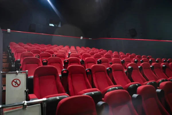 Sinema Salonundaki Boş Sıra Koltuklar — Stok fotoğraf