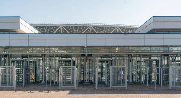 Wejście Bramy Stadionu Piłkarskiego Lub Piłkarskiego Metalowymi Konstrukcjami — Zdjęcie stockowe