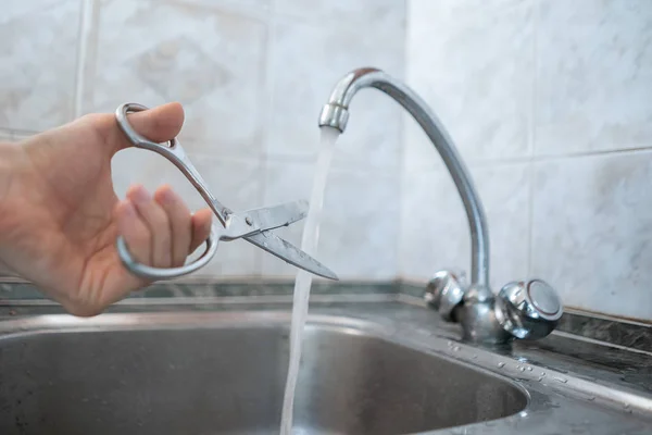 Прекратить Тратить Чистую Воду Рука Ножницами Сократить Поток Воды Крана — стоковое фото