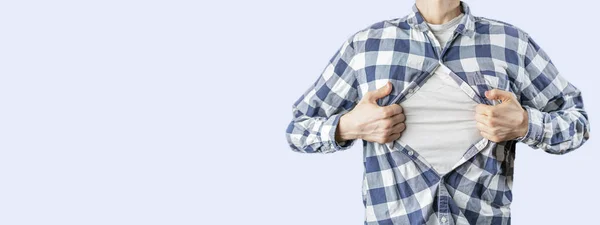 Homem Casual Abre Seu Peito Despir Camisa Xadrez Com Desgaste — Fotografia de Stock