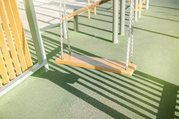 孩子们操场上空荡荡的摇椅 象征着悲伤和孤独 — 图库照片
