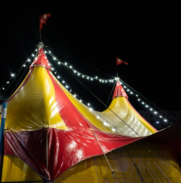 Tenda Circo Colorido Cidade Noite Contra Céu — Fotografia de Stock