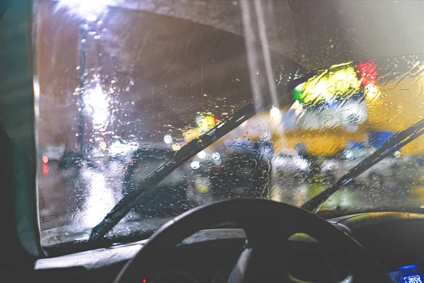 Una Vista Dall Interno Dell Auto Della Pulizia Del Tergicristallo — Foto Stock