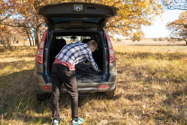Male Tourist Forest Opens Car Trunk Get Some Things — Stock Photo, Image