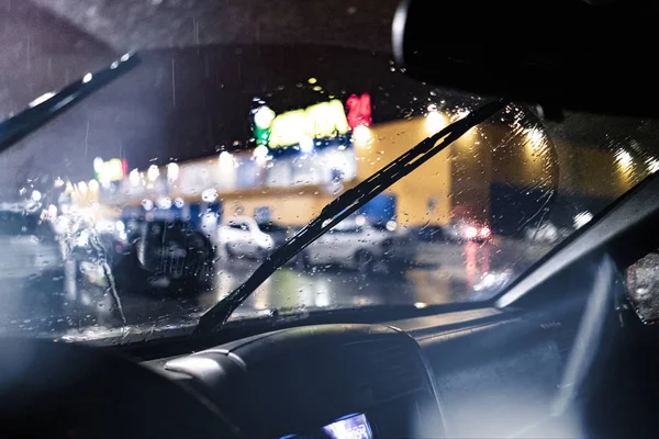 Blick Aus Dem Auto Auf Die Scheibenwischerreinigung Bei Nächtlichem Starkregen — Stockfoto
