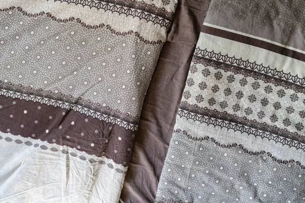 Αφηρημένο Μαύρο Και Άσπρο Σπίτι Κρεβάτι Υφάσματος Κουβέρτες Και Φύλλα — Φωτογραφία Αρχείου