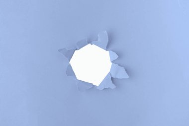 Üzerinde yırtık, çatlak bir delik olan izole bir kağıt parçası, uzay modelleme tasarımını kopyala