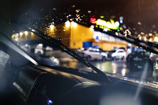 Widok Wnętrza Samochodu Czyszczenia Wycieraczek Szyby Przedniej Podczas Nocnego Ulewnego — Zdjęcie stockowe