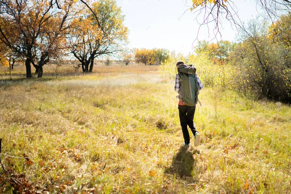 Joven Turista Masculino Caminando Con Mochila Bosque Soleado Senderismo Salvaje — Foto de Stock