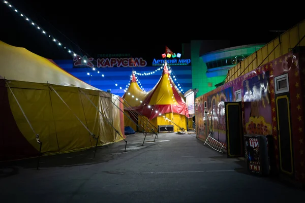 Tenda Circo Colorido Cidade Noite Contra Céu — Fotografia de Stock