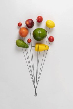 Meyve karışımının yaratıcı konsepti havada balon gibi uçuşuyor.