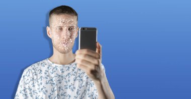 Adam telefonunu kimlik ve yetkiyle yüzleşmek için kullanıyor. Kişisel verilerin güvenliği için.