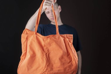 Boş bir tekstil pamuk torbasını tutan el fotokopi alanı, metin tasarımı