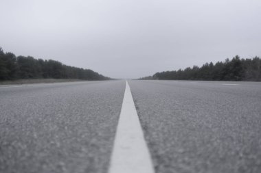 Sis yağmurlu havada kırsal kesimde soyut otoyol. Tehlikeli sürüş, kaza araba kazası