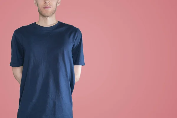 Hombre Camiseta Azul Oscuro Maqueta Copiar Espacio Contra Pared Color — Foto de Stock