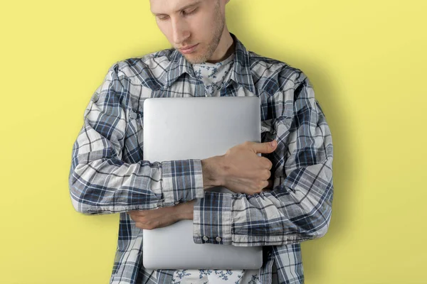 Hombre Sosteniendo Llevando Portátil Abrazar Cumputer Pie Contra Pared Color — Foto de Stock