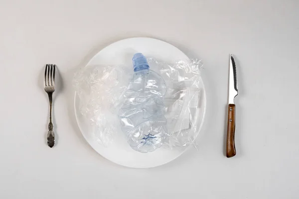 Вид Зверху Пластикові Відходи Сміття Білій Тарілці Ніж Виделка Рятує — стокове фото