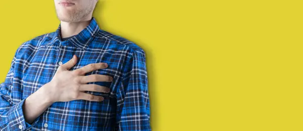 Pessoa Masculina Segurando Mão Para Coração Peito Conceito Confiança Respeito — Fotografia de Stock