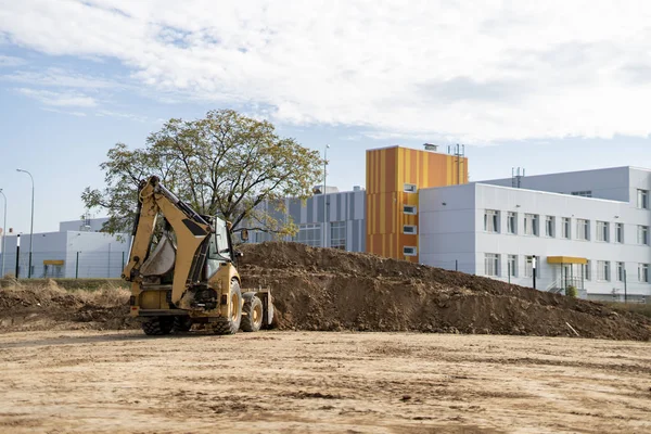 Die Baggerschaufel Die Für Den Bau Des Neuen Apartmentkomplexes Arbeitet — Stockfoto