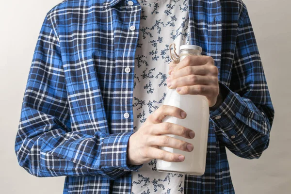 Die Person Mit Einer Glasflasche Frischer Nussmandelmilch Für Veganes Öko — Stockfoto