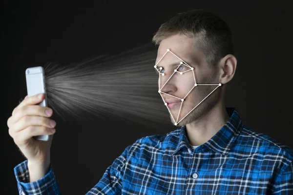 Homme Utilisant Son Téléphone Pour Faire Face Identification Autorisation Sécurité — Photo