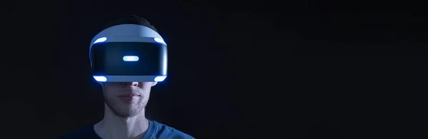 Utilisant Kit Verre Réalité Virtuelle Dans Obscurité Personne Masculine Utilisant — Photo