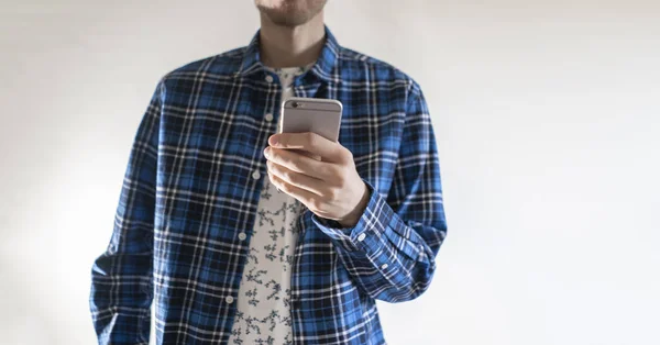 Casual Hipster Standing Next Wall Using Smartphone Social Issues Social — Stock Photo, Image